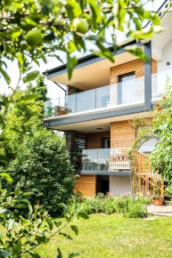 Augsburg 20 a | modernes Balkongeländer aus Klar-Glas bei modernem Haus mit Holzfassade | Svoboda