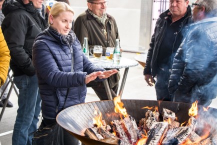 Svoboda Hausmesse 2019 - Feuerschale mit sich wärmenden Gästen