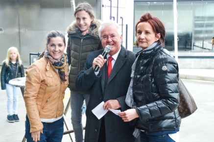 Svoboda Hausmesse 2019 - Gewinnspielverlosung, Gruppenfoto Gewinner mit Lizz Görgl