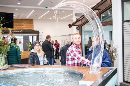 Svoboda Hausmesse 2019 - Kunden bei Pool im Schauraum
