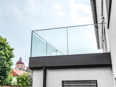 Augsburg 13 e | Nurglasgeländer Klarglas in grauer Aluschiene | Svoboda Metalltechnik