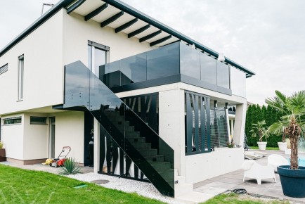 Augsburg 15 i | Grauglas Stiegengeländer/Balkongeländer bei modernem Haus | Svoboda Metalltechnik