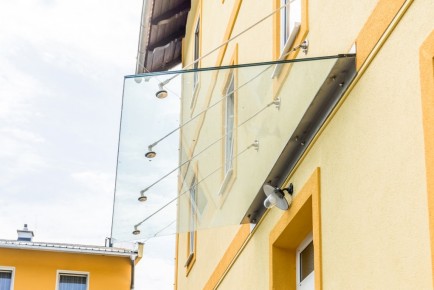 Nurglasvordach 17 | Eingangsdach aus Klarglas mit Edelstahlwinkel und Wand-Aufhängung | Svoboda