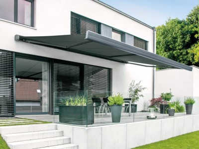 Q 04 | graue Gelenkarm Markise bei modernem Haus auf Terrasse mit Nurglasgeländer | Svoboda