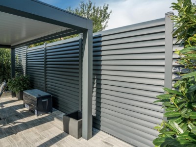 Sichtschutz 23 | Blickdichter Zaun aus Aluminium Lamellen anthrazit auf Terrasse | Svoboda