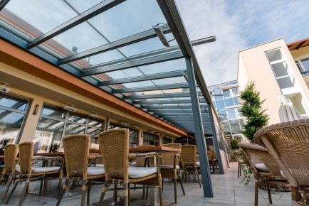 Terrassendach Alu 95 z6 | Gastgartenüberdachung bei Hotel aus grauem Aluminium & Klarglas | Svoboda