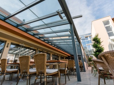 Terrassendach Alu 95 z6 | Gastgartenüberdachung bei Hotel aus grauem Aluminium & Klarglas | Svoboda
