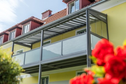Zubau 15 d | Aluminium-Balkon grau mit Boden, Dach, Verglasung, Alu-Glas-Geländer, Markise | Svoboda