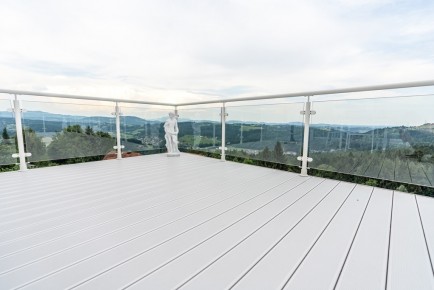 Zubau 17 l | Terrassenzubau mit Alu-Rundrohr-Glas Geländer, Aussicht auf Hügellandschaft | Svoboda