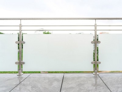 Bremen 76 a | Edelstahl-Glas-Balkon auf Bodenfliesen aufgesetzt montiert | Svoboda Metalltechnik