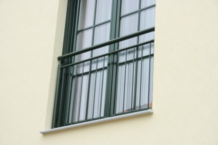 Dornbirn 04 b | Französischer Balkon aus Aluminium bei Fenstertüren, senkrechte Stäbe grün | Svoboda