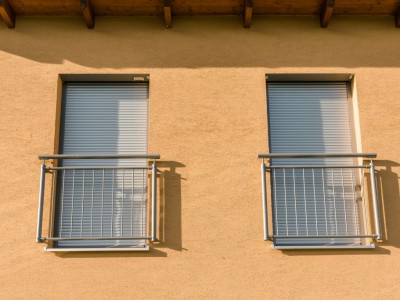 Dornbirn 14 | Französisches Geländer aus vertikalen grauen Alu-Sprossen bei Fenstertüren | Svoboda