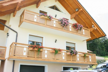 Lustenau 01 H a | Alu-Latten-Balkon vertikal, Aufsatzmontage, Alu-Blende, Alu-Blumenkasten | Svoboda