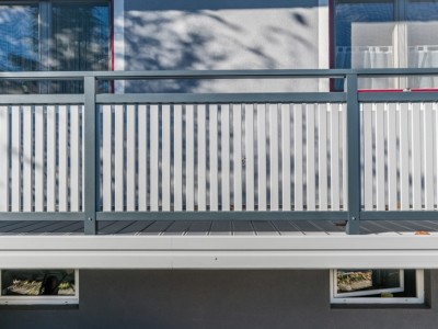Baden 27 c | anthrazit-hellgraues Aluminium-Terrassengeländer mit Latten vertikal, Blende | Svoboda