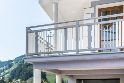 Melk 03 b | grau-weißer Alu-Balkon mit Senkrechtlattung und Edelstahl-Dekor in Feldmitte | Svoboda