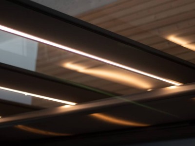 Aluminium-Dachsparren mit integrierter LED-Lichtleiste bei Abenddämmerung, warmes Licht | Svoboda