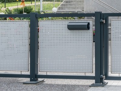 ZA Güssing 10 a | in Zaunfeld-Lochblech-Füllung integrierter Postkasten aus Metall | Svoboda Metalltechnik