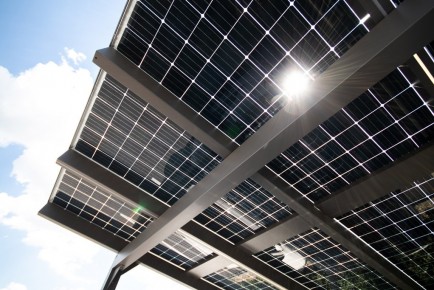 Photovoltaik-Carport 01 f | Unteransich der PV-Paneele mit durchleuchtender Sonne | Svoboda Metalltechnik
