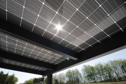 Photovoltaikdach 01 g | Unteransicht Glas-PV-Module bei Sonneneinstrahlung, Beschattung | Svoboda