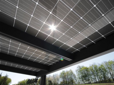Photovoltaikdach 01 g | Unteransicht Glas-PV-Module bei Sonneneinstrahlung, Beschattung | Svoboda