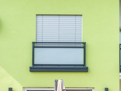 Hall 08 q | Französischer Balkon aus Aluminium & Mattglas bei bodenlangen Fenstern | Svoboda