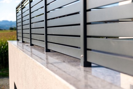 Telfs 13 x | Aufsatzmontage auf Steinfließen von Aluminium Terrassen Geländer | Svoboda Metall
