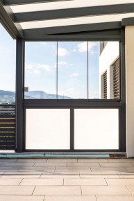 Terrassendach Alu 97 j | mit seitlicher Windschutz-Verglasung aus Fix-Mattglas und Schiebe | Svoboda