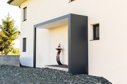 Vordach Alu 46 c | moderne Aluüberdachung beim Eingang, Alu Sicht- & Regenschutz seitlich | Svoboda