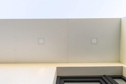 Vordach Alu 46 m | Unteransicht Vollblech Eingangsdach mit integrierter Beleuchtung | Svoboda