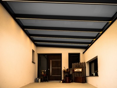 Vordach Alu 47 c | Alu-Glas-Dach mit LED-Beleuchtungsstreifen bzw. LED-Stripes in Sparren | Svoboda