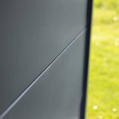 Detailbild von anthrazit-grauen Paneelen bei Sichtschutz- und Lärmschutz-Zaun | Svoboda Metall