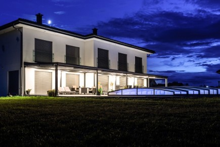 Terrassendach Alu 109 z24 | Nachts mit aktiver Beleuchtung mit LED-Streifen in Dachsparren | Svoboda