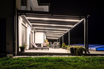 Terrassendach Alu 109 z24 | LED-Streifen Beleuchtung in Dachsparren bei Nacht | Svoboda