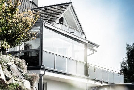 Sommergarten Alu 51 e | verglaste Terrassenüberdachung aus Alu grau mit Schiebeverglasung | Svoboda