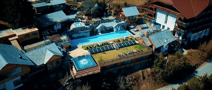 Anlage von Hotel Höflehner in Haus im Ennstal mit Niro-Infinity-Whirlpool von Svoboda Edelstahlpools