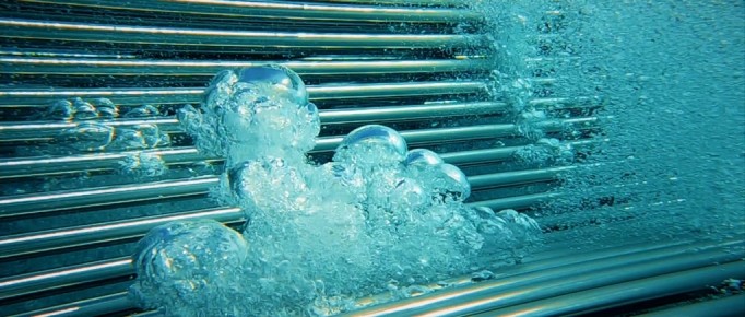 Unterwasserbild von aufsteigenden Luftblasen bei Pool-Rohrliege mit Luftsprudelanlage | Svoboda