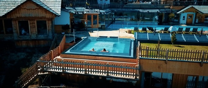 Zwei badende Personen in Niro-Überlauf-Whirlpool im Hotel Höflehner | Svoboda Edelstahlpools