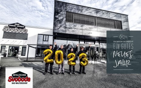 Svoboda Metalltechnik | 4 Lehrlinge mit goldenen 2023 Luftballons vor Svoboda Firmengebäude und Neujahrswünsche