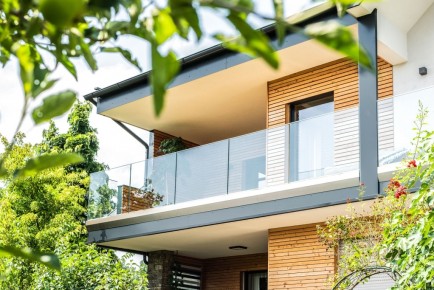Augsburg 20 a | modernes Glasgeländer aus Klarglas, Haus modern, Fassade Holz & Blech grau | Svoboda