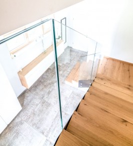 Pisa 13 e | Nurglasinnengeländer aus klarem VSG-Glas bei Innenstiege aus Holzstufen | Svoboda