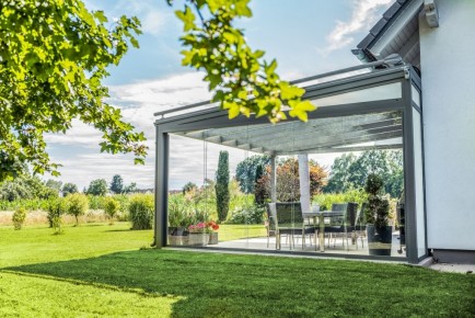 Terrassendach Alu 117 j | grau, Seitenansicht von 5 Glas-Schiebe-Elementen, Gartenblick | Svoboda