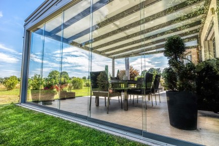 Terrassendach Alu 117 o | 5 Glas-Schiebe-Elemente geschlossen, Gartenblick, Sitzgarnitur | Svoboda