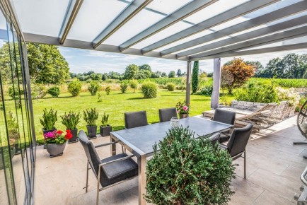 Terrassendach Alu 117 s | Unteransicht, grau, Tisch & Stühle, Aussicht auf Garten & Felder | Svoboda