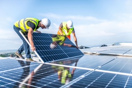Zwei Männer beim Montieren von Dach-Photovoltaik-Modulen | Svoboda Metalltechnik