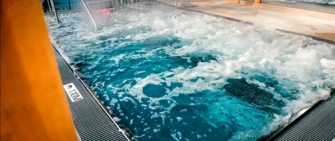 Edelstahl-Kneippbecken Warmwasser mit aktiven Luftsprudelanlagen bei Hotel Retter | Svoboda Edelstahlpools