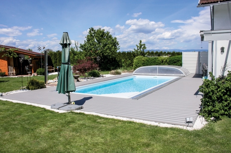 B Alu 06 d | Outdoor Aluminium-Bodenbelag hellgrau beschichtet bei Pool als Poolumrandung | Svoboda