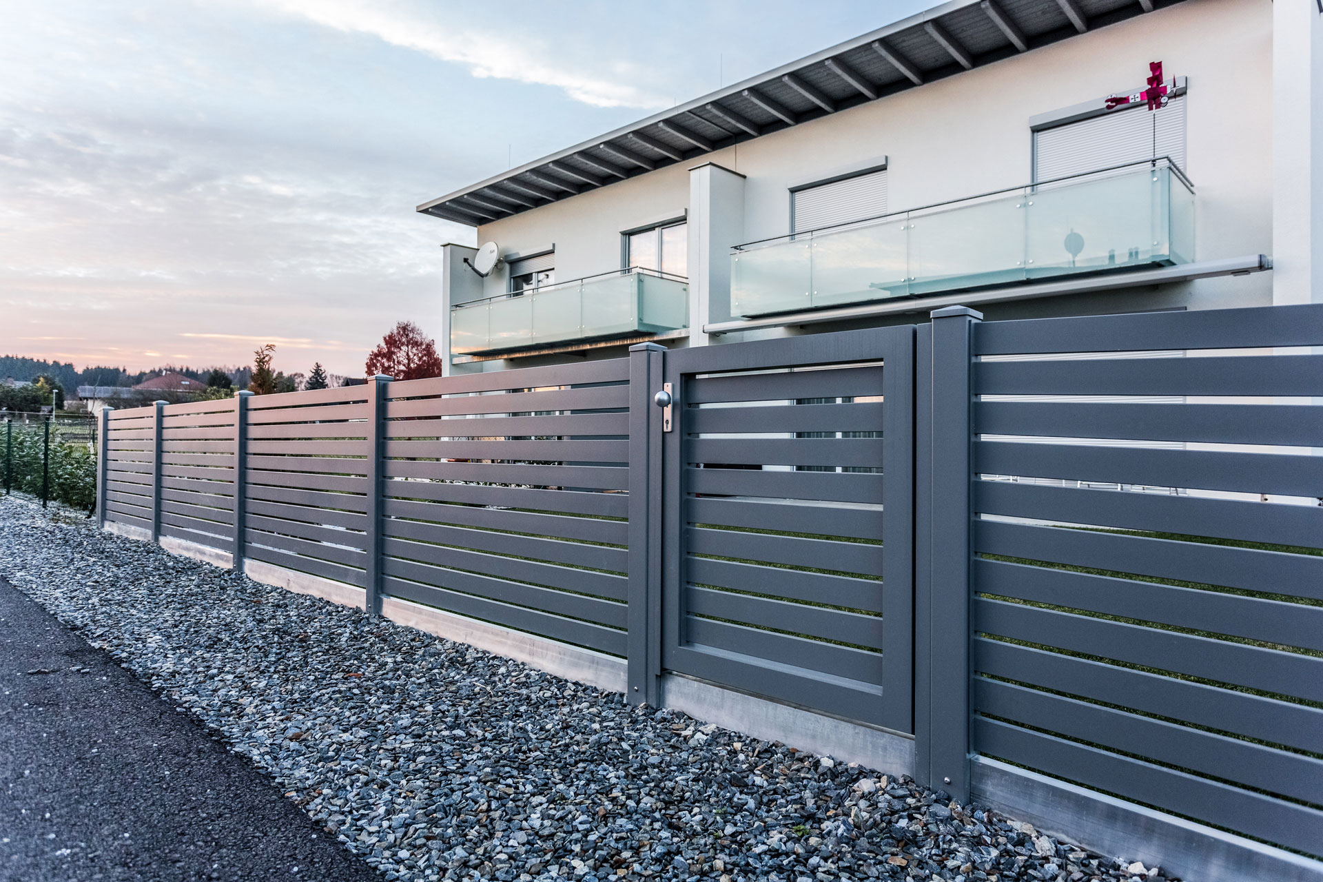 ZA Telfs 07 | moderner Aluminiumzaun und Alu-Gartentür mit waagrechten Latten anthrazit | Svoboda