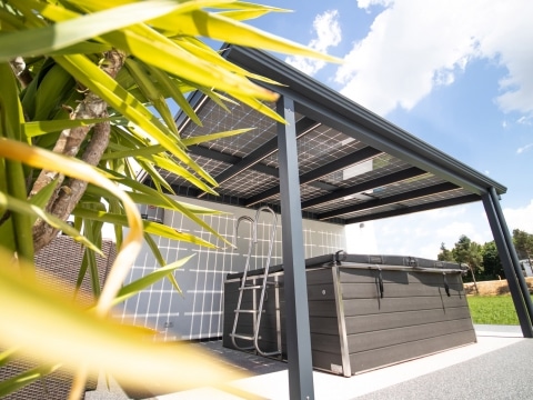 Photovoltaikdach 01 a | nachhaltiges Alu-Terrassendach mit PV-Eindeckung bei Whirlpool | Svoboda