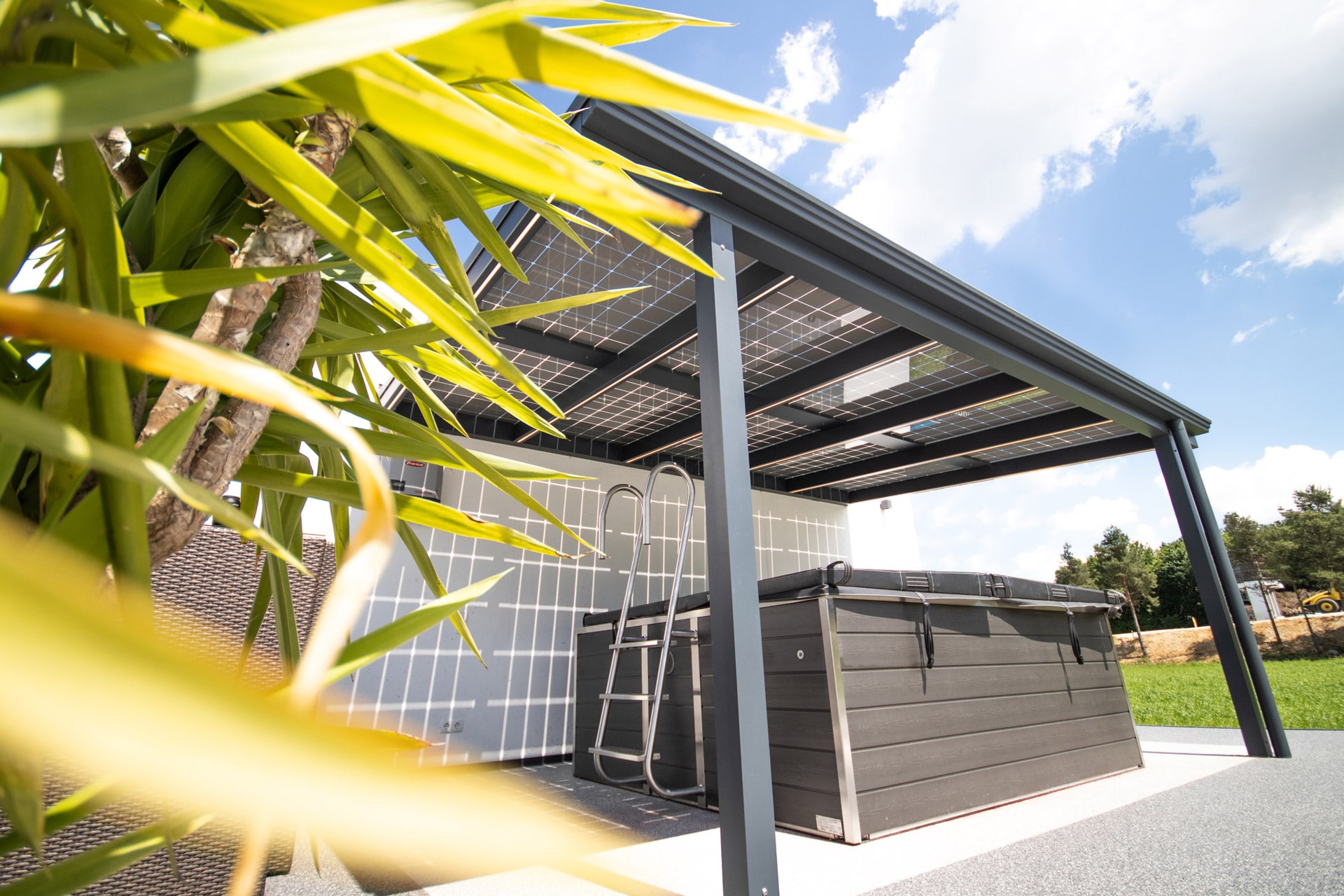 Photovoltaikdach 01 a | nachhaltiges Alu-Terrassendach mit PV-Eindeckung bei Whirlpool | Svoboda
