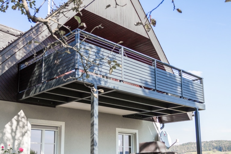 Zubau 16 a | Balkonvergrößerung aus Aluminium von bestehendem Balkon anthrazit + Geländer | Svoboda